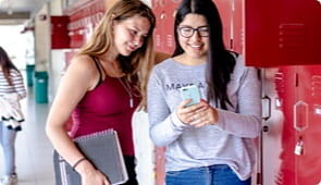 alumnas-viendo-celular