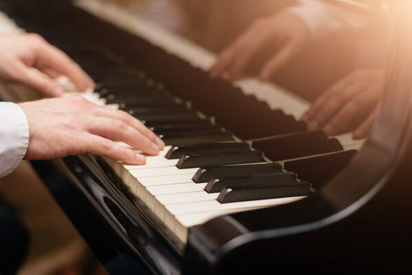 Close-up,Of,A,Music,Performer's,Hand,Playing,The,Piano