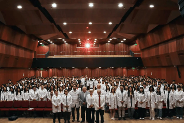 FAMED: Ceremonia del Mandil Blanco